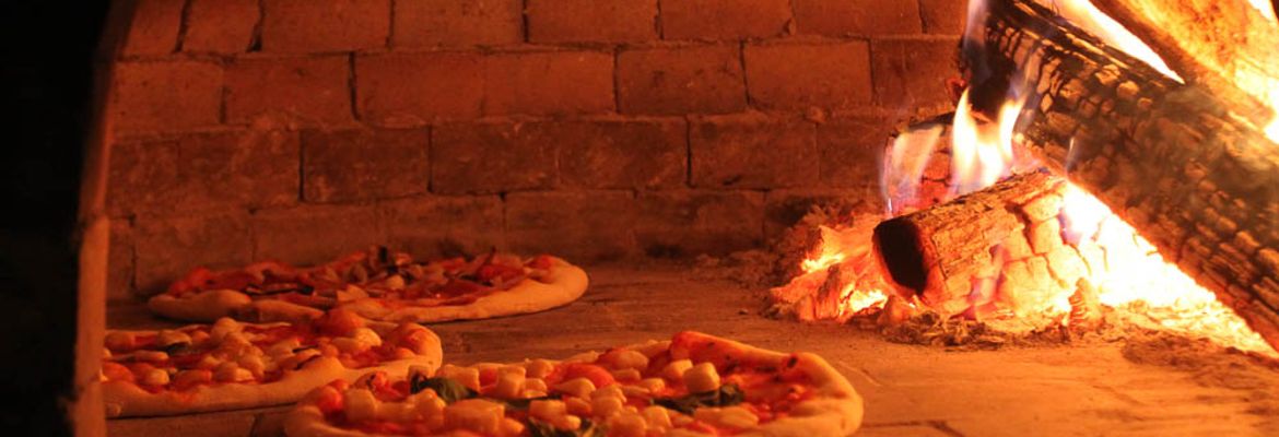 pizzas in oven tierra y fuego 1