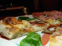 pizza slice close up tierra y fuego