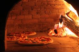 pizzas in oven tierra y fuego 1