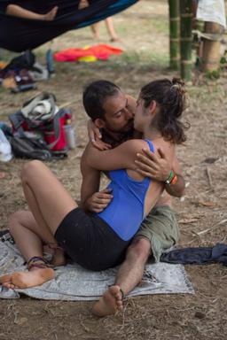 couple kissing envision festival costa rica