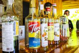 drake cafe licor syrup bottle display