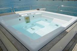 yacht azimut jacuzzi close up