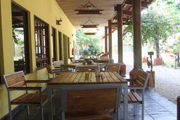 luv burger front patio 5