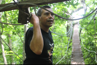        bilingual instructor wingnuts canopy 
  - Costa Rica
