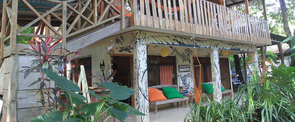        hostel buildling casa del mar hostel 
  - Costa Rica